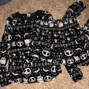 It’s a pj set of Jack Skellington. The top is xs and the bottoms are a xs (0-2).